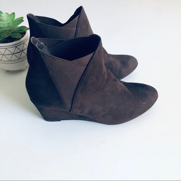 New Directions 'Tarby' Women's 7.5 Brown Faux Suede Wedge Bootie - Picture 3 of 9